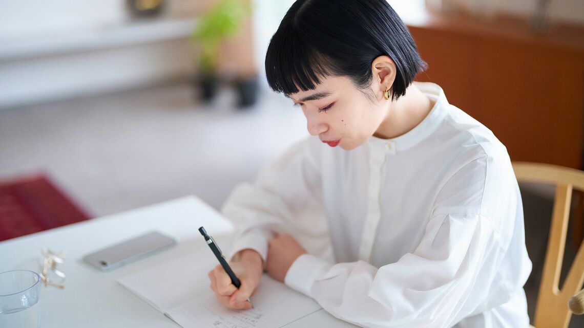 ノートに書く女性