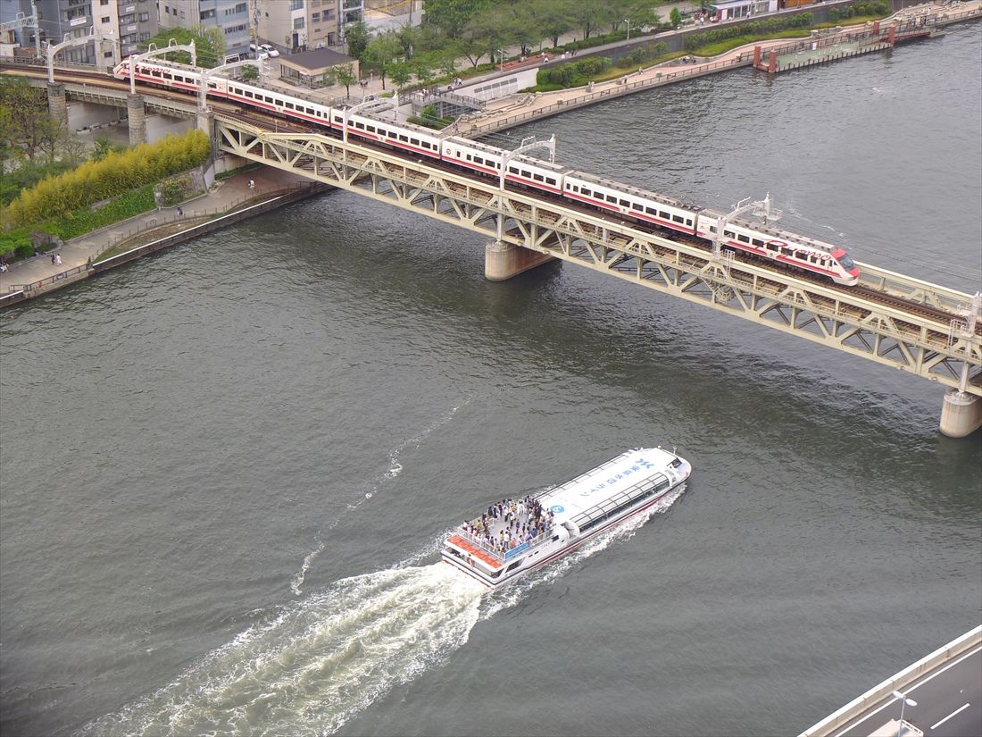 隅田川橋梁を渡る200型「りょうもう」。台湾鉄道カラーの編成だ（撮影：南正時）