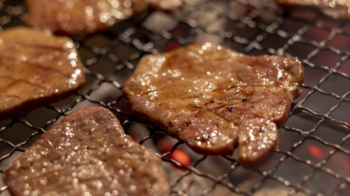 焼き肉店が相次いで倒産の危機に追い込まれている理由とは(写真:ocsa/PIXTA)