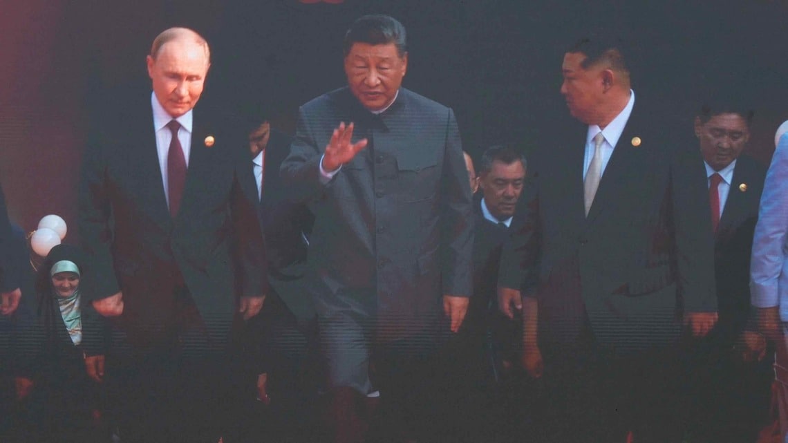 抗日戦争勝利80年記念式典で揃ったロシアのプーチン大統領（左）、中国の習近平国家主席（中）、北朝鮮の金正恩朝鮮労働党総書記（右）（写真：Bloomberg）