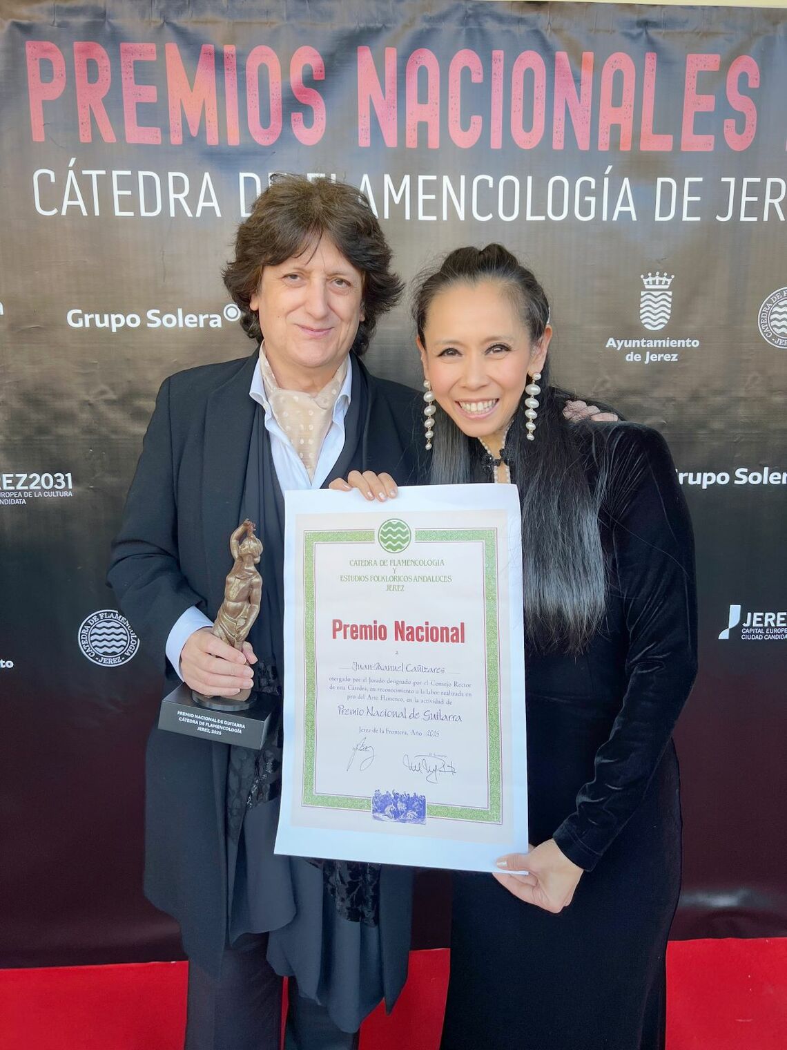 フラメンコ学研究所主催の国民ギター賞を受賞した