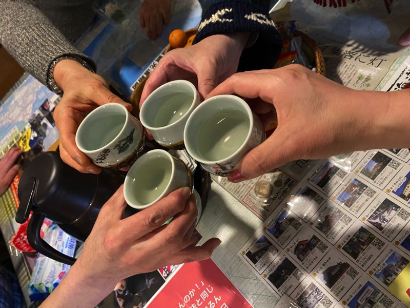 日本酒を入れたおちょこで乾杯。こういう時間もここの名物（筆者撮影）