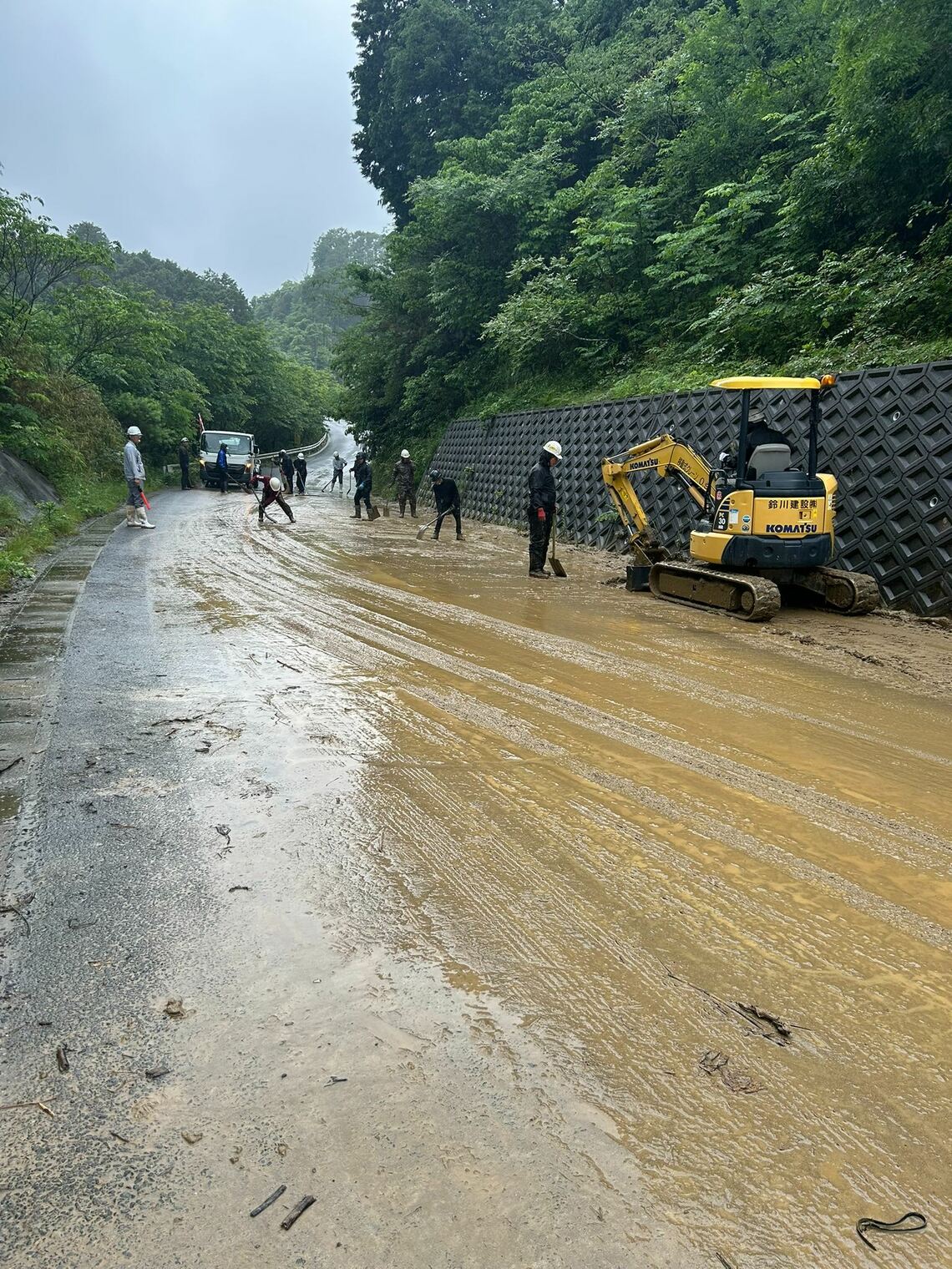 土砂が流れ出た跡が残る町道（提供：須藤啓二氏）