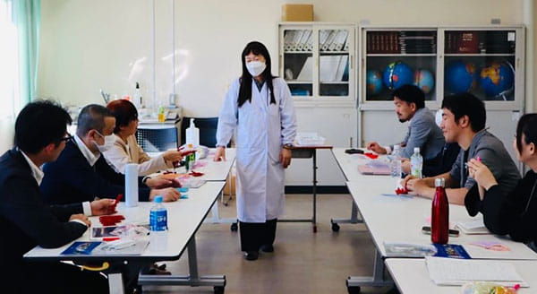 授業のあと、先生たちをまじえた振り返りの様子（撮影：筑波大学附属視覚特別支援学校）