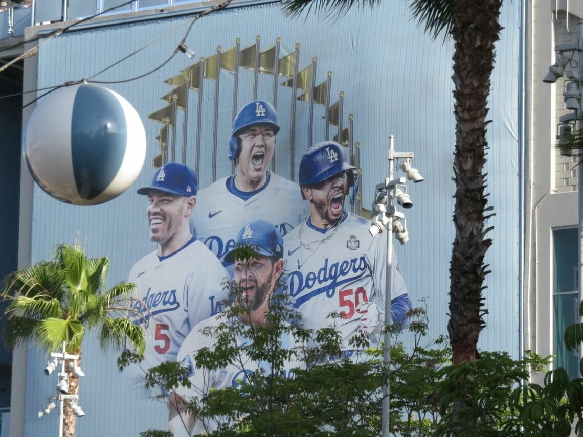 球場内には大きな「ベッタニマン（ベッツ、大谷、フリーマン）＋カーショウ」の壁画がある（写真：筆者撮影）