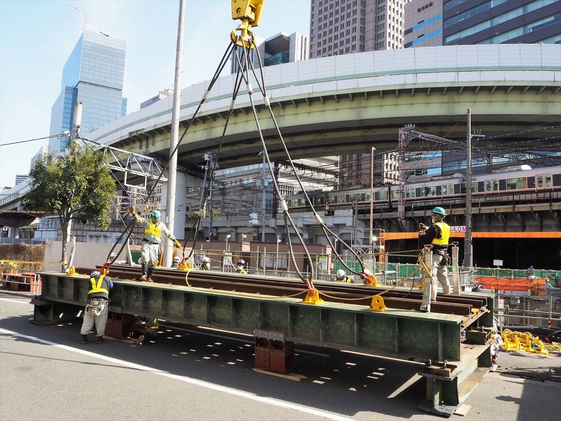 地上に降ろされた工事桁。レールが載っているのがわかる（記者撮影）