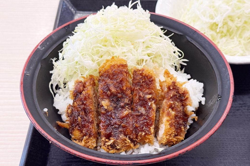 ライスの上にキャベツとソースカツが半分ずつ乗ったミニソースカツ丼（筆者撮影）
