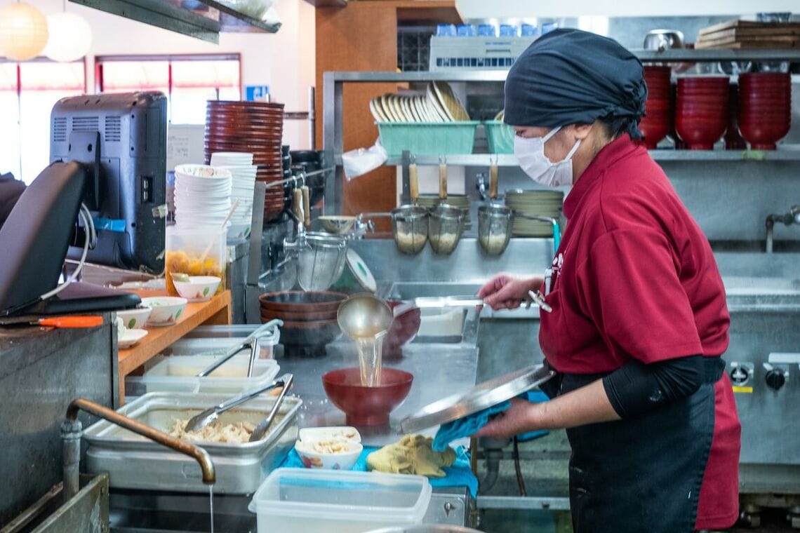 出汁を注ぐ様子