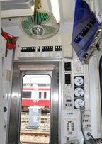 運転席の上には扇風機がある