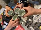 日本酒を入れたおちょこで乾杯。こういう時間もここの名物