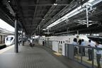 ホームに並んだ「リレーかもめ」（左）と新幹線「かもめ」