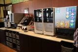 チェーン店らしく、ドリンクバーも充実している。ドリンクバーは単品だと515円、セットで328円だ（筆者撮影）