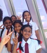 スリランカの学生たち。お菓子をプレゼントした私は約1分間、この場所で人気者になれました（筆者撮影）