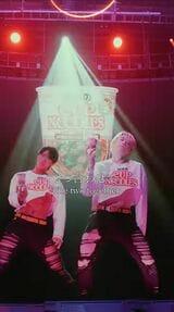 「麻辣湯」のCMでは、筋肉を見せながら腰を振るようなダンスを披露している（画像：「日清食品」公式サイトより）