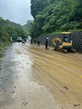 土砂が流れ出た跡が残る町道（提供：須藤啓二氏）