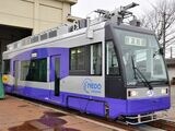 鉄道総研が開発中の架線・バッテリー・ハイブリッド電車。減速時に回生ブレーキにより生み出された電気エネルギーを車載バッテリーに充電することで、省エネにつなげる（撮影：吉野純治）