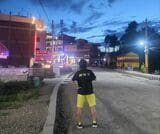 途上国を旅する際は、あえて目立つファッションを選ぶことが多い。現地の人に“気弱な日本人”だと認識されないようにしたいからだ。写真はアジア最貧国の1つ、ネパールのナガルコット（筆者撮影）