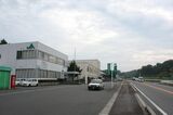 石見今福駅の予定地だった場所は島根県道5号に取り込まれている。近くには農協の施設などがある（筆者撮影）