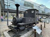 熱海駅前広場に保存されている、熱海軌道で使用された機関車（筆者撮影）
