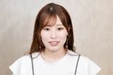 前髪のセットの仕方を解説するAYAMARさん
