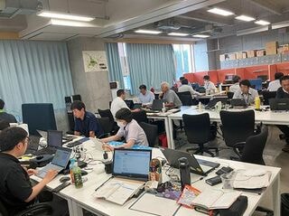職員室はフリーアドレス制。教員の負担を軽減し、より多くの時間を授業改善に充てられるよう情報共有はチャットで行い、朝の打ち合わせや職員会議は実施しない。「フラットな人間関係の中、出てきたアイデアを歓迎する組織になっていると思います」（佐藤氏）