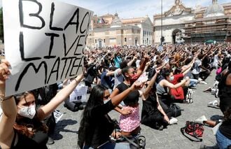 イタリアの黒人デザイナーが示す差別への抗議