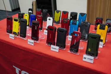 京セラのタフネススマホ｢TORQUE｣が泥水対応に踏み切った理由 ──衛星