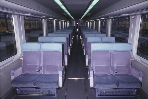 ニューレッドアロー 10000系 車内