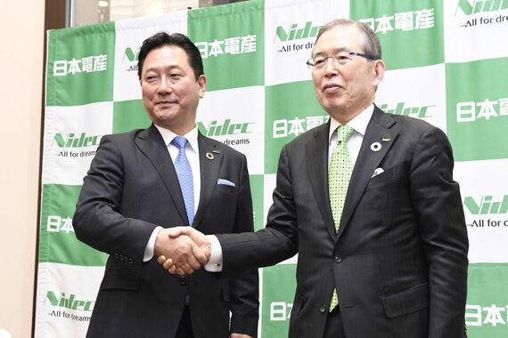 日本電産の関潤元社長（左）と永守重信会長