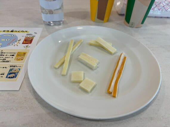 見学後に提供される「チーズ鱈」の食べ比べ（写真：筆者撮影）