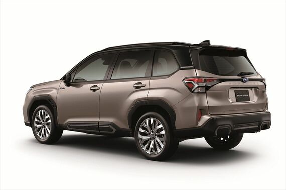 6代目「フォレスター」の後ろ姿。「レガシィ アウトバック」のような上級感を漂わせる（写真：SUBARU）