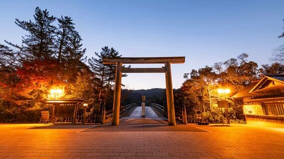 夜明け前の伊勢神宮内宮の大鳥居