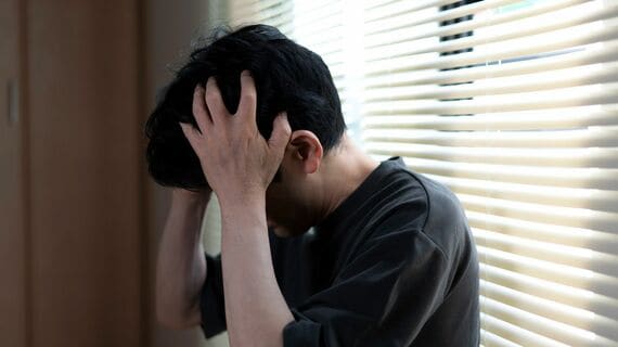 頭を抱える男性