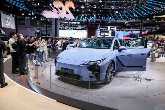 新型「ES」の注目度は高く、常にカメラを構える人に囲まれていた(写真:Lexus International)