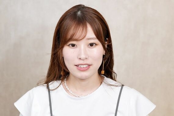 前髪のセットの仕方を解説するAYAMARさん