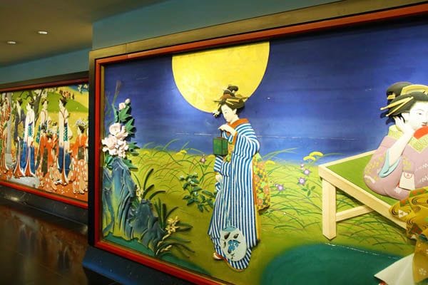 館内の至るところで見られる美術品