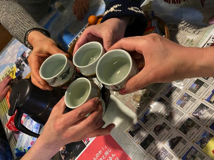 日本酒を入れたおちょこで乾杯。こういう時間もここの名物