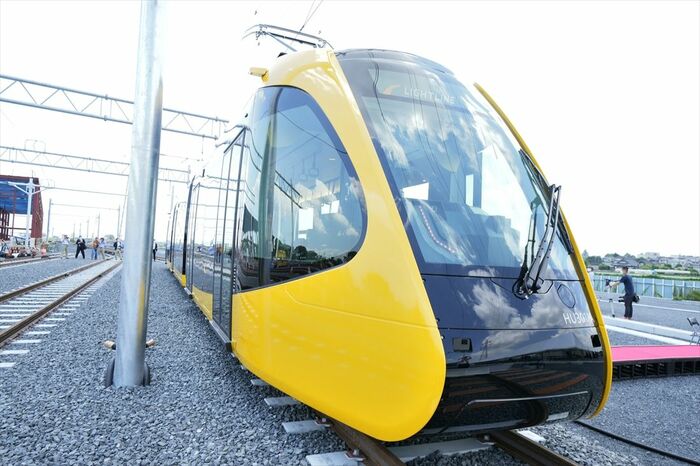 先頭部は細くなっているが、車幅は国内の低床式