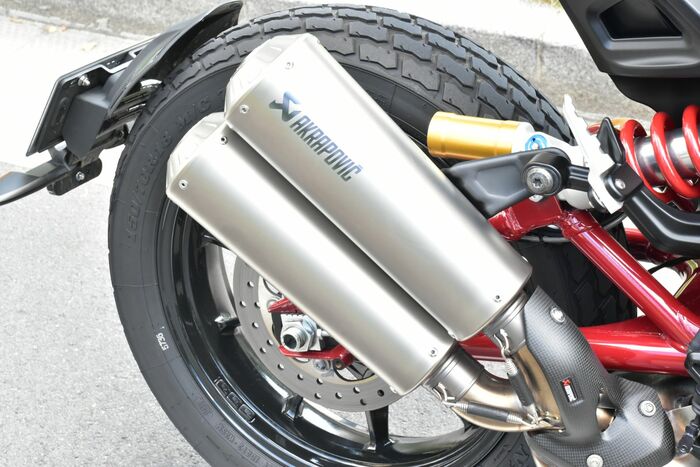 エキゾーストはAkrapovic(R)製