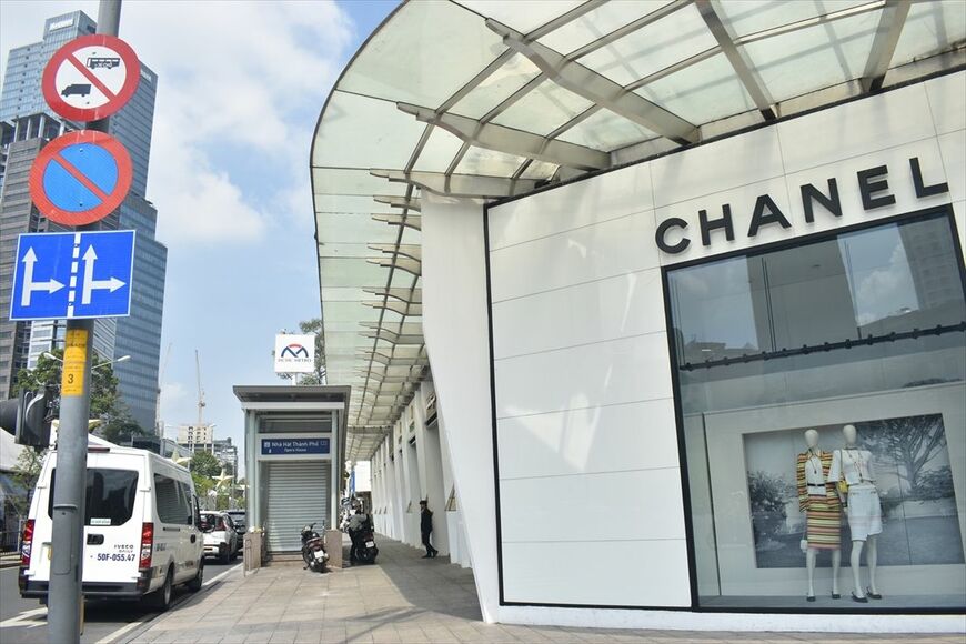 ホーチミン1号線オペラハウス駅周辺はショッピング施設も多く集まっている（筆者撮影）