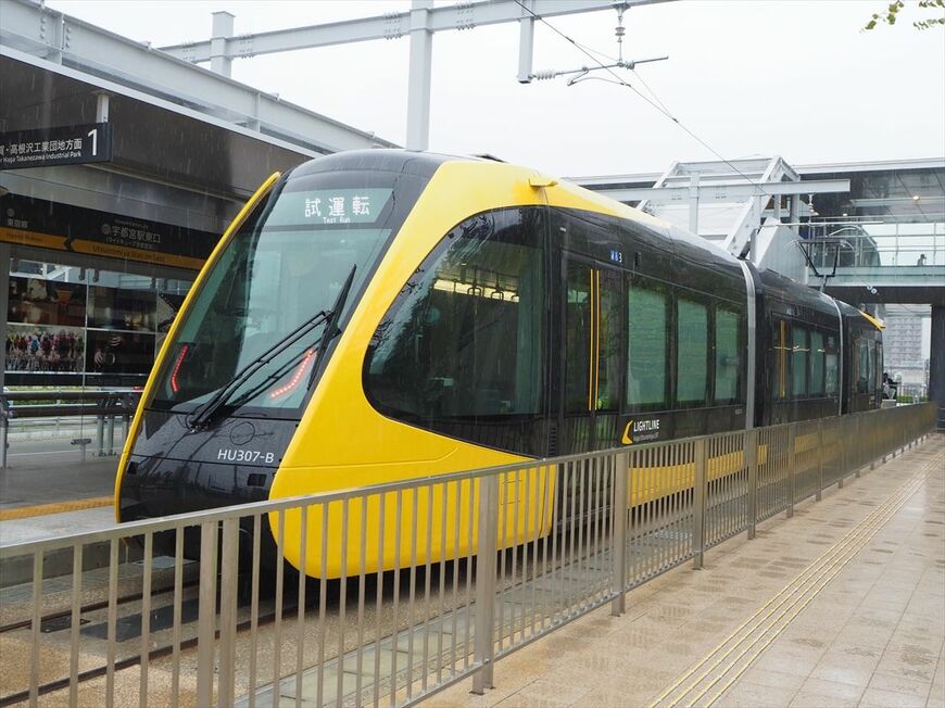 宇都宮駅東口に停車するLRT車両（記者撮影）