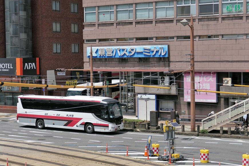 長崎駅前の県営バスターミナルに到着する「九州号」（記者撮影）