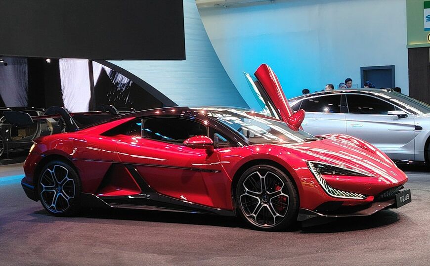 BYDはBEVスーパーカー「仰望U9」も発表。価格は168万元（約3513万円）から。北京国際モーターショーにて（筆者撮影）