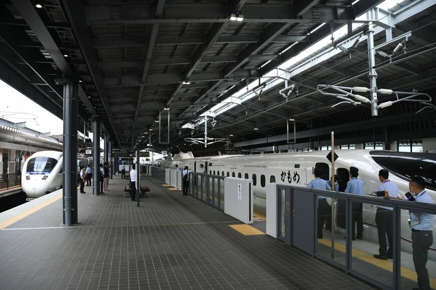 ホームに並んだ「リレーかもめ」（左）と新幹線「かもめ」（記者撮影）