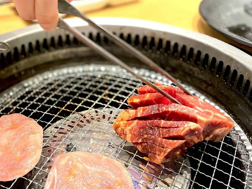 「焼肉きんぐ」を訪問し、子連れ家族の観点から利用のしやすさやキッズ向け施策について取材しました（写真：筆者撮影）