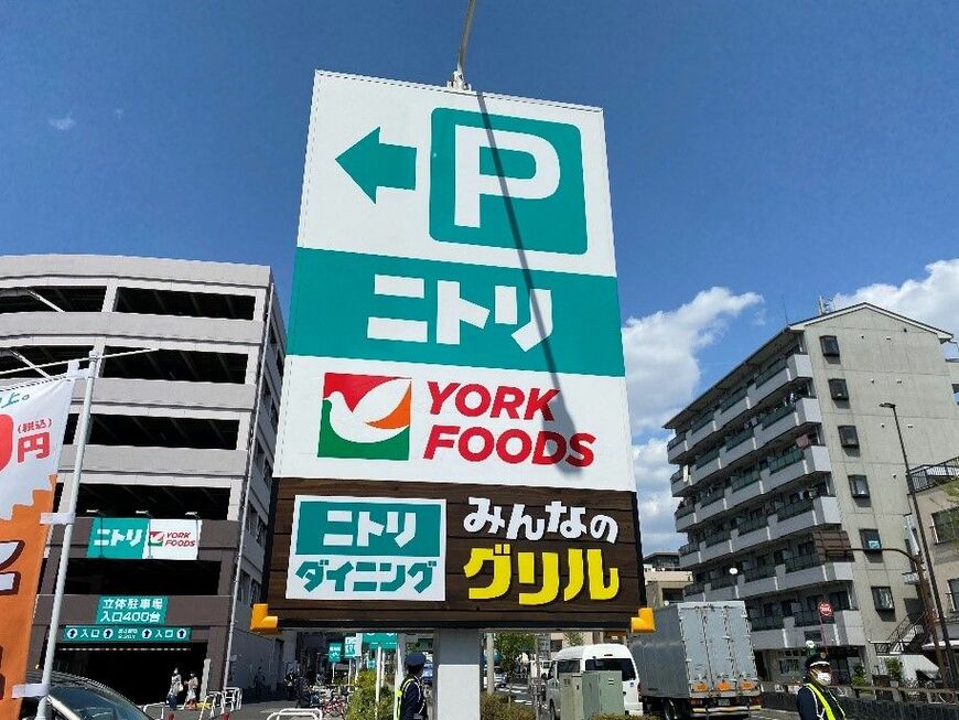 ニトリに併設する「ニトリダイニング｜みんなのグリル」1号店は国道4号線（日光街道）と環状7号線が交わる場所に位置する（筆者撮影）