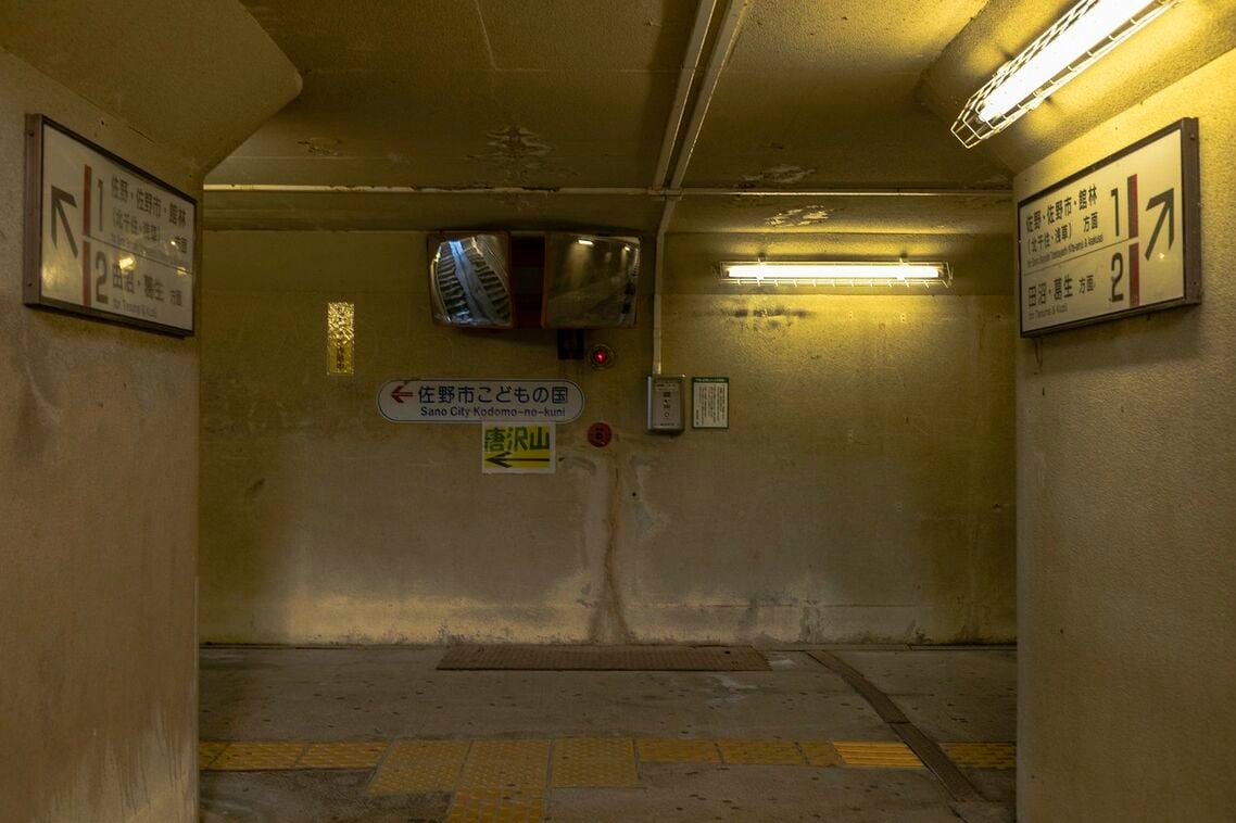 堀米駅のホームへは地下通路を介して連絡