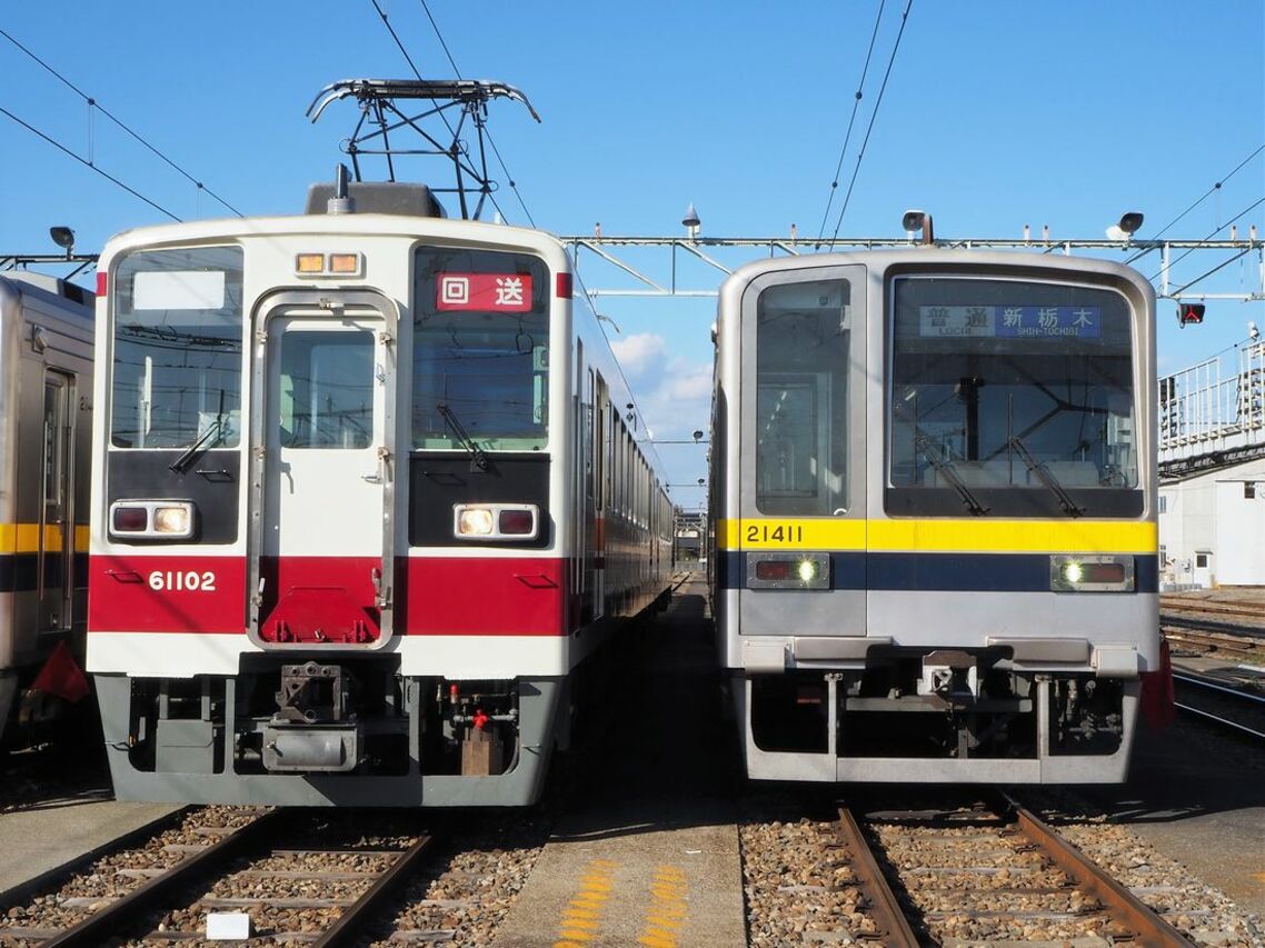 6050型（左）と並んだ20400型