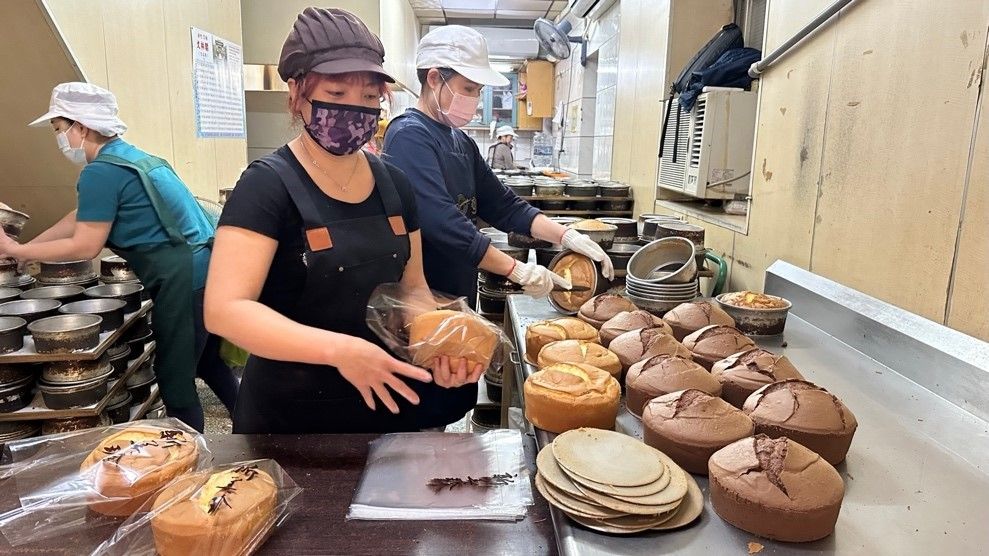 「プリンケーキ」が焼き上がり、箱詰めする様子 （写真：筆者撮影）