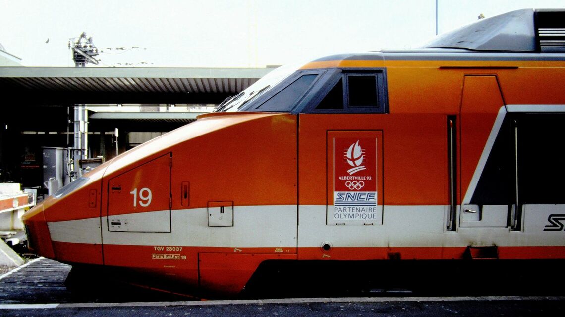 TGVは2021年で運行開始40周年を迎えた。最初に登場したオレンジ色のTGV（筆者撮影）